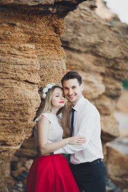 Romantik sevgi dolu çift kayalar ve taşlar Sahilde yürüyüş