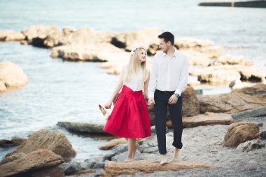 Sevimli gelin, manzara, dağlar ve denizin muhteşem Düğün çifti üzerinde zarif damat