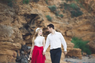 Romantik sevgi dolu çift kayalar ve taşlar Sahilde yürüyüş