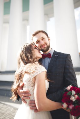 Lüks evli çift, gelin ve damat eski şehirde poz veriyor.