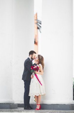 Lüks evli çift, gelin ve damat eski şehirde poz veriyor.