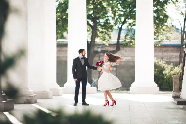 Lüks evli çift, gelin ve damat eski şehirde poz veriyor.