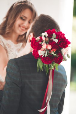 Lüks evli çift, gelin ve damat eski şehirde poz veriyor.