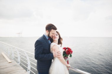 Gün batımında sahilde yürüyüş sadece evli evlilik çift.