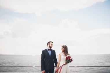 Gün batımında sahilde yürüyüş sadece evli evlilik çift.