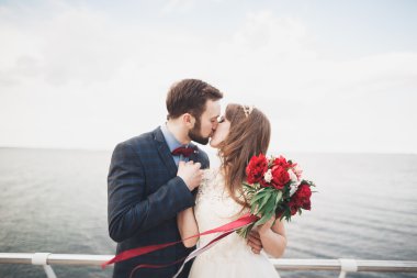 Gün batımında sahilde yürüyüş sadece evli evlilik çift.