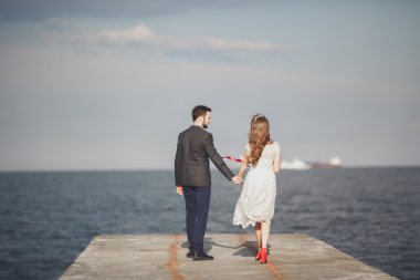 Gün batımında sahilde yürüyüş sadece evli evlilik çift.