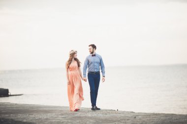 Denizin üzerinde bir iskele üzerinde duran evli evlilik çift