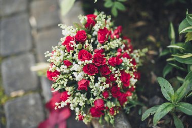 Farklı çiçeklerden oluşan lüks bir düğün buketi.