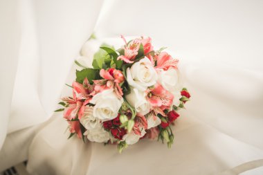 Farklı çiçeklerden oluşan lüks bir düğün buketi.