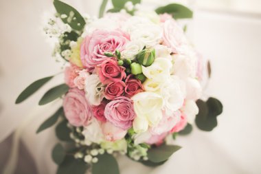 Farklı çiçeklerden oluşan lüks bir düğün buketi.