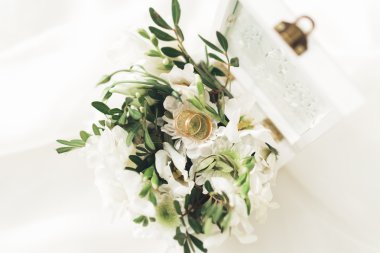 lüks alyans yaprakları ve çim üzerinde yalan