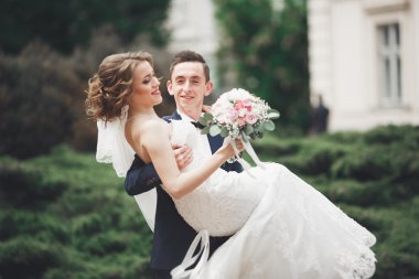 Çift düğün ayakta ve eski şehrin sokaklarında öpüşme olduğunu