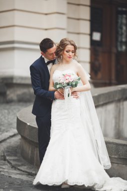 Çift düğün ayakta ve eski şehrin sokaklarında öpüşme olduğunu