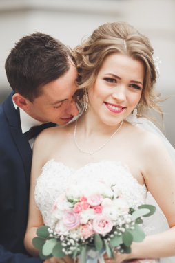 Çift düğün ayakta ve eski şehrin sokaklarında öpüşme olduğunu