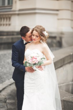 Çift düğün ayakta ve eski şehrin sokaklarında öpüşme olduğunu