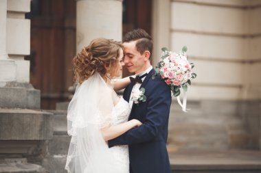 Çift düğün ayakta ve eski şehrin sokaklarında öpüşme olduğunu