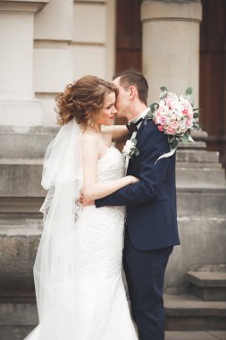 Çift düğün ayakta ve eski şehrin sokaklarında öpüşme olduğunu