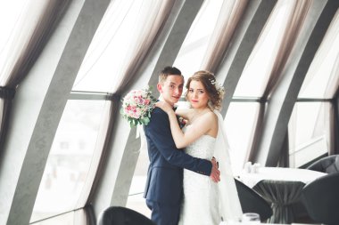 Çift düğün ayakta ve otelin öpüşme olduğunu