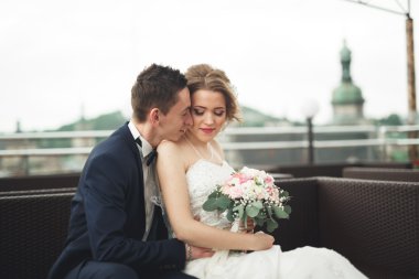 Güzel çift, gelin ve damat ile eski şehir'in backgrounf balkonda poz