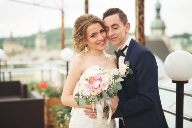 Güzel çift, gelin ve damat ile eski şehir'in backgrounf balkonda poz