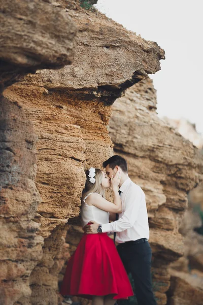 Couple amoureux romantique marchant sur la plage avec des rochers et des pierres — Photo