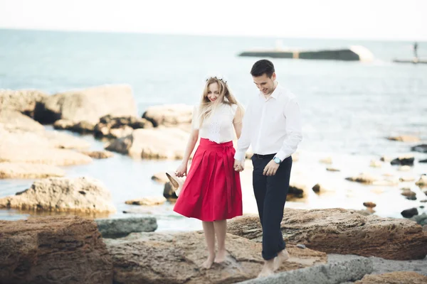 Encantadora novia, elegante novio en los paisajes de las montañas y el mar Hermosa pareja de boda — Foto de Stock