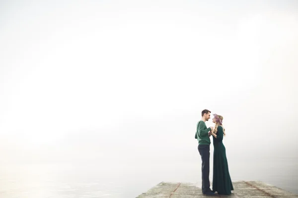 Couple heureux sur la jetée, jeune famille amoureuse passer des vacances de lune de miel îles de luxe — Photo