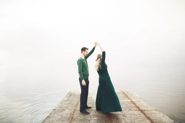 Pareja feliz en el muelle, familia joven enamorada pasar vacaciones de luna de miel islas de lujo — Foto de Stock