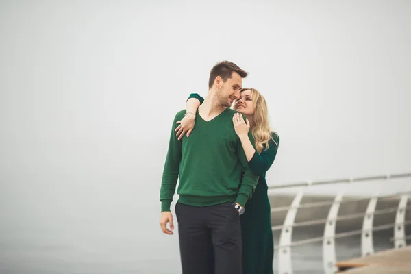 Beau couple embrasser et étreindre sur un quai de mer — Photo