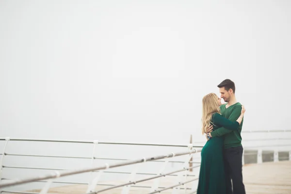 Прекрасна пара цілується і обіймається на морському причалі — стокове фото