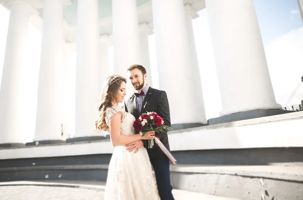 Casamento de luxo casal, noiva e noivo posando na cidade velha — Fotografia de Stock