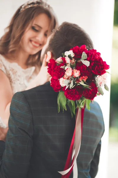 Pareja de matrimonio de lujo, novia y novio posando en la ciudad vieja — Foto de Stock