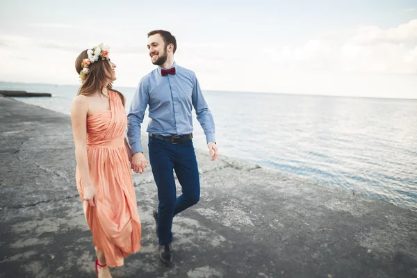 Matrimonio coppia, sposa, sposo a piedi e in posa sul molo — Foto Stock