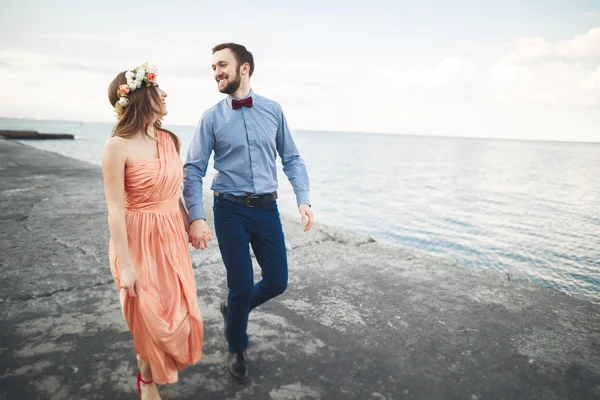 Pareja de boda, novia, novio caminando y posando en el muelle — Foto de Stock