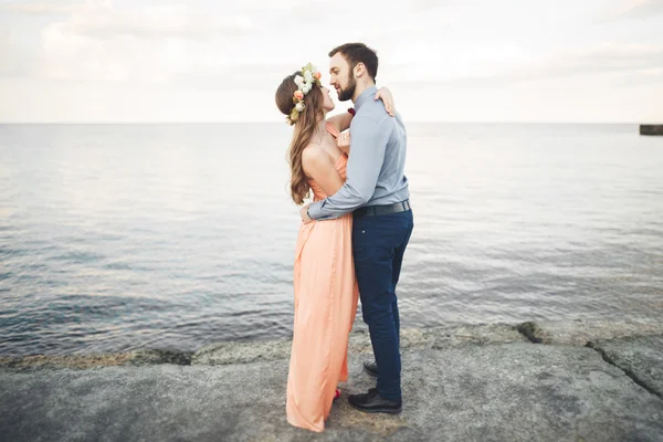 Svatební pár, nevěsta, ženich, chůzi a pózování na molu — Stock fotografie