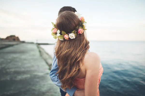 Matrimonio coppia, sposa, sposo a piedi e in posa sul molo — Foto Stock