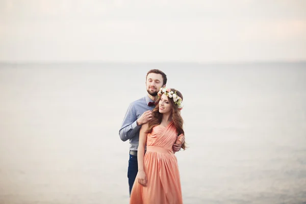 Para ślub wesele stojącego na estakadzie nad morzem — Zdjęcie stockowe