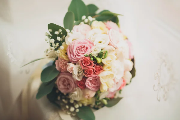 Maravilhoso bouquet de casamento de luxo de flores diferentes — Fotografia de Stock