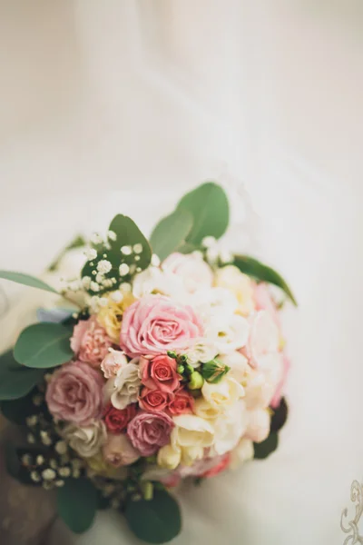 Prachtige luxe bruiloft boeket van verschillende bloemen — Stockfoto