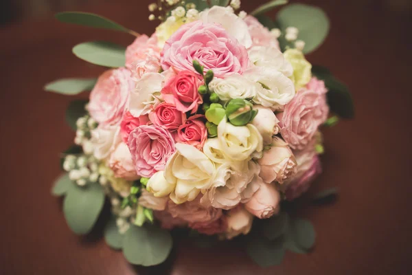 Maravilhoso bouquet de casamento de luxo de flores diferentes — Fotografia de Stock