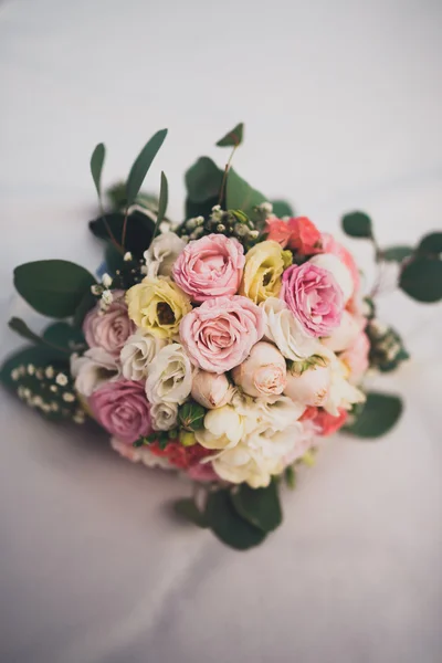 Maravilloso ramo de boda de lujo de diferentes flores —  Fotos de Stock