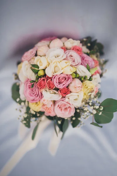 Maravilloso ramo de boda de lujo de diferentes flores —  Fotos de Stock