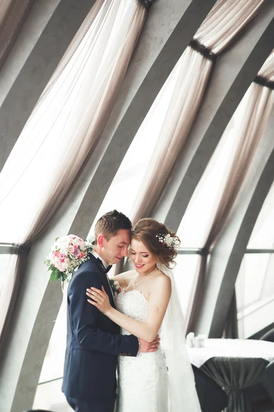 Matrimonio coppia è in piedi e baciare in hotel — Foto Stock