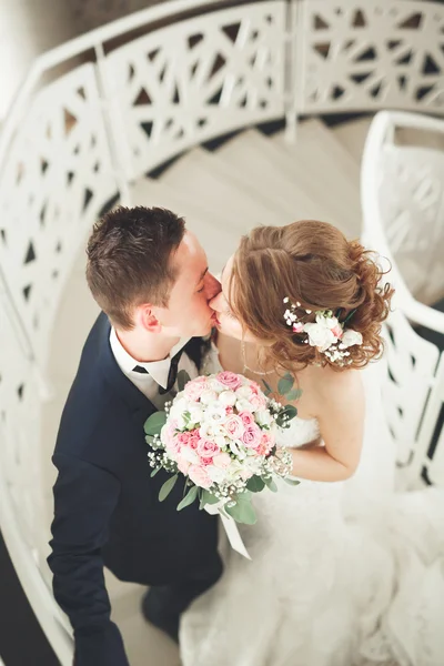 Casamento casal está de pé e beijando no hotel — Fotografia de Stock