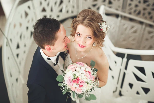 Pareja de boda está de pie y besándose en el hotel —  Fotos de Stock
