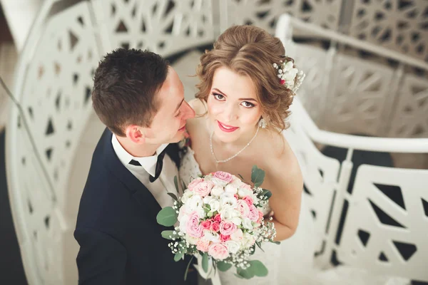 Casamento casal está de pé e beijando no hotel — Fotografia de Stock