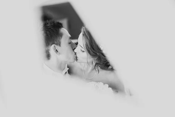 Bröllop par är stående och kyssas i hotel — Stockfoto