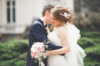 Çift düğün ayakta ve eski şehrin sokaklarında öpüşme olduğunu