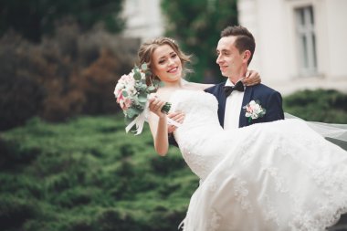 Çift düğün ayakta ve eski şehrin sokaklarında öpüşme olduğunu